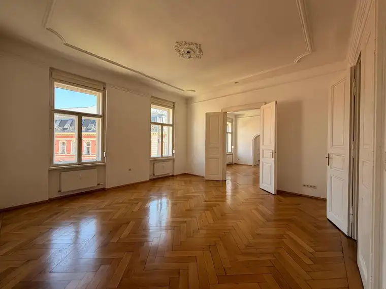 Hauptplatz. Altbau. Stadt genießen.