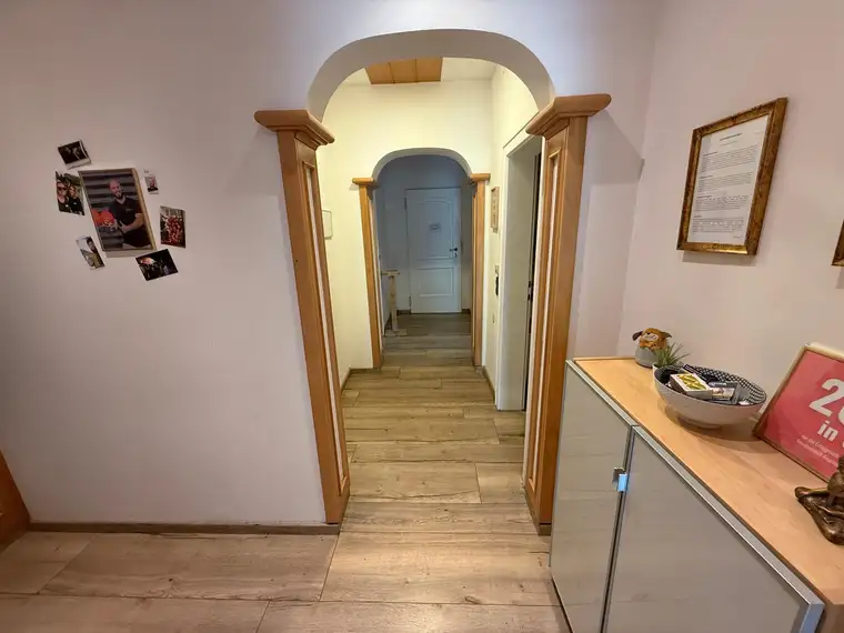 Repräsentatives Büro auf zwei Ebenen mit Lager und Parkplätzen in der Puntigamer Straße 24, 8041 Graz