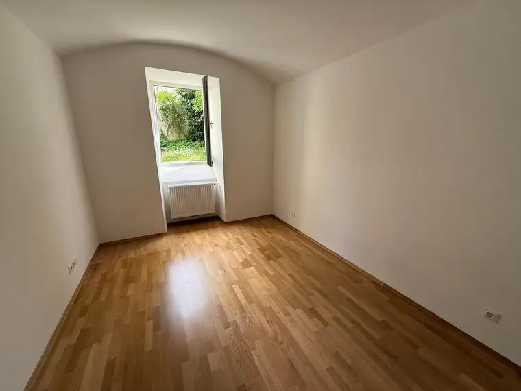 Sanierte Tiefparterre Wohnung Richtung Garten ab sofort zu vermieten