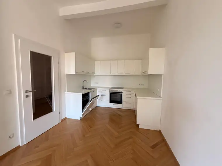 Emma Kiss, Qubus Immobilien GmbH