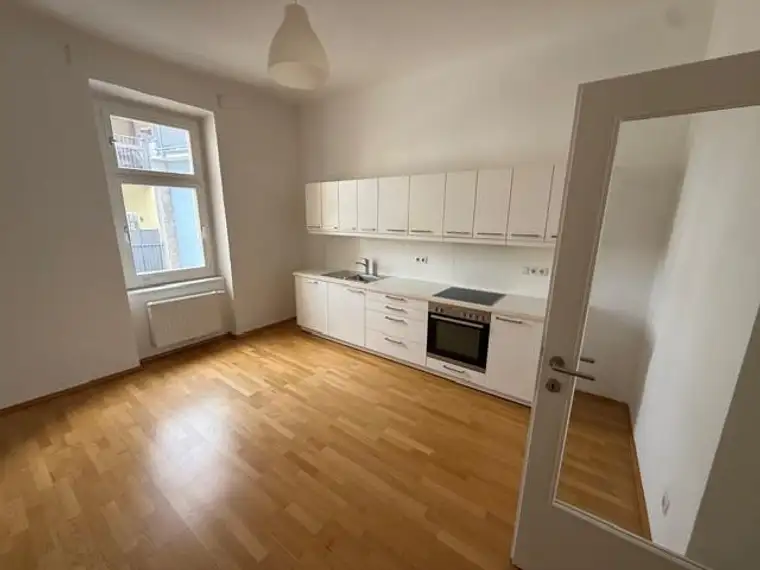 Emma Kiss, Qubus Immobilien GmbH