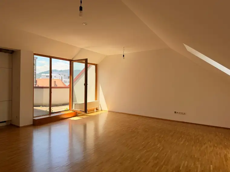 Wunderschöne Dachgeschosswohnung mit Ausblick auf den Schlossberg in zentraler Lage zu verkaufen