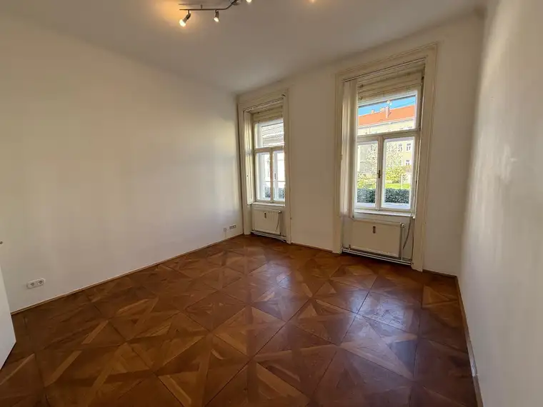 Emma Kiss, Qubus Immobilien GmbH