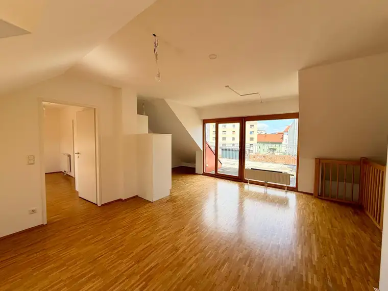 Wunderschöne Dachgeschosswohnung mit großer Terrasse und Blick auf den Schlossberg zu verkaufen