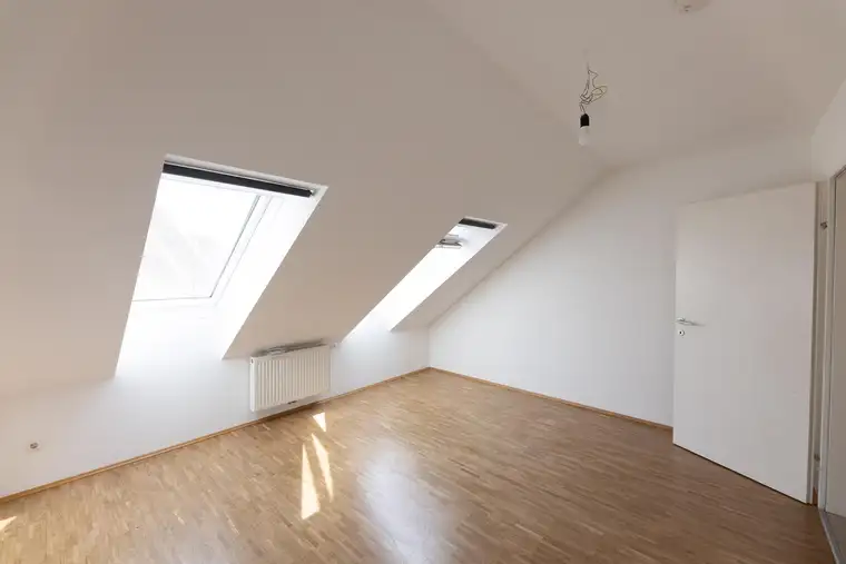 Wunderschöne Dachgeschosswohnung mit Loggia und Blick auf den Schlossberg zu verkaufen