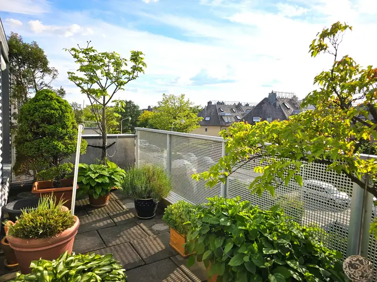 Perfekte Terrassenwohnung – uneinsehbar, grün, ruhig, Tiefgaragenplatz!
