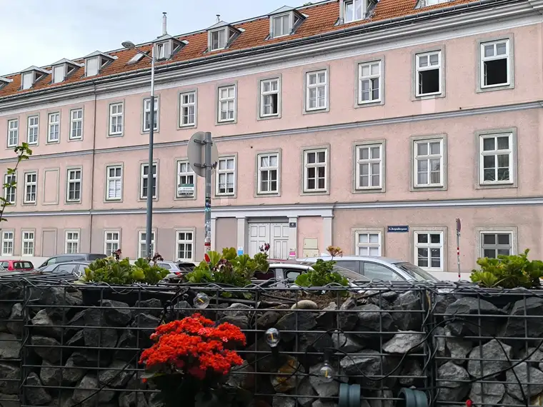 sehr schöne teilmöblierte 2,5-Zimmereigentums -Wohnung in Wien 1140