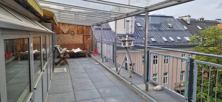 GROSSZÜGIG GESCHNITTENE WOHNUNG IN DER INNENSTADT MIT EINEM 23 M2 GROSSEN BALKON UND HERRLICHEM BERGBLICK