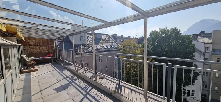 GROSSZÜGIG GESCHNITTENE WOHNUNG IN DER INNENSTADT MIT EINEM 23 M2 GROSSEN BALKON UND HERRLICHEM BERGBLICK