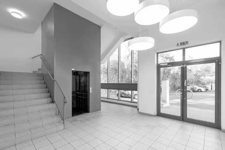 Büro/Praxis in 1210 Wien: 487m², 9 Zimmer, Terrasse, Stellplätze