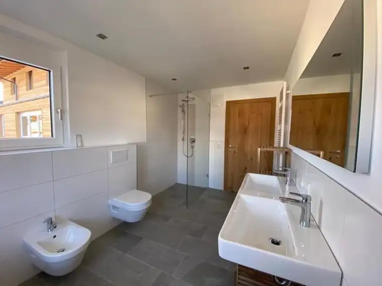 Gut vermietete neuwertige Anlegerwohnung in Bad Häring zu verkaufenSüdwest-exponiert, gehoben ausgestattet – neuwertige 96 m2 große 3-Zimmer-Wohnung in Bad Häring mit Bergblick (Baujahr 2022/23) im zweiten Obergeschoß gelegen, praktisch barrierefrei ausgeführt mit großem Balkon und Lift umfasst 2 Schlafzimmer, einen großen Wohnbereich mit Küche, Bad/WC, WC, Abstellraum, Waschmaschinenraum (insgesamt 96 m2), Kellerabteil (6.5 m2) sowie Balkon (12 m2) ausgestattet mit hochqualitativer Einbau-Küche vom Tischler, Eichen-Dielenböden und -Türen, außerdem mit elektrischen Raffstores an allen Fenstern außerdem begehbare Dusche, die freistehende Badewanne, ein Bidet und der freie Rundumblick in 3 Himmelsrichtungen Fernwärmeanschluss Tiefgaragenplatz und Autoabstellplatz im Freien laufender Mietvertrag bis Ende Februar 2029 VHB: 670’000 Euro weitere Informationen unter [E-Mail-Adresse entfernt]