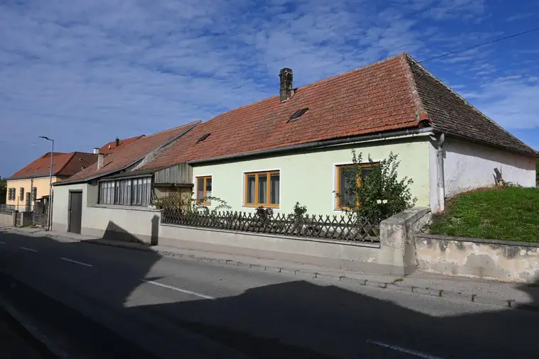Vielseitiges Wohnen an der Retzer Stadtgrenze: 2 Einheiten, Weinkeller &amp; Nebenräume