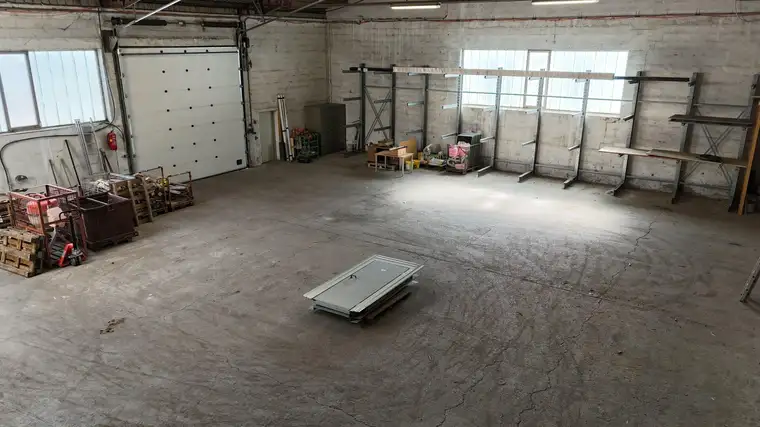 Geräumige Lagerhalle (350m²) mit zwei hohen Einfahrten – vielseitig nutzbar!