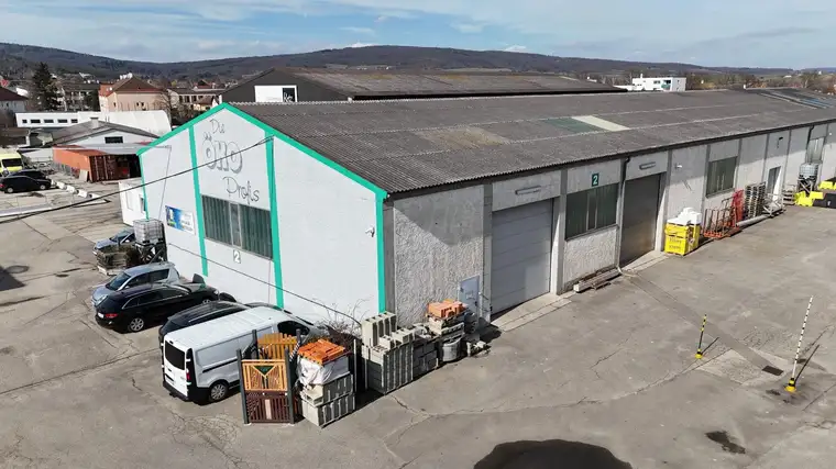 Geräumige Lagerhalle (350m²) mit zwei hohen Einfahrten – vielseitig nutzbar!