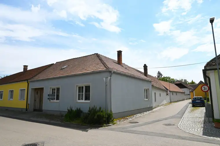 Einfamilienhaus mit Innenhof und Stadeln in Obernalb bei Retz
