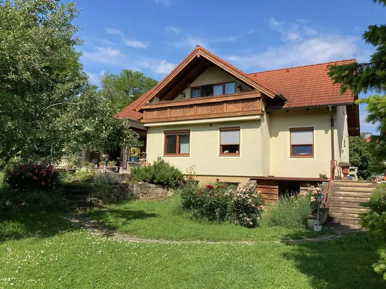 Familienfreundliches Landhaus mit 2.600m2 naturnahem Garten und Schwimmteich