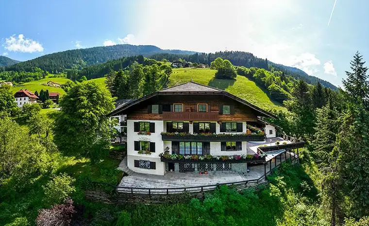 Chalet mit 15 Zimmern Pool und 1000 m² in Feld am See