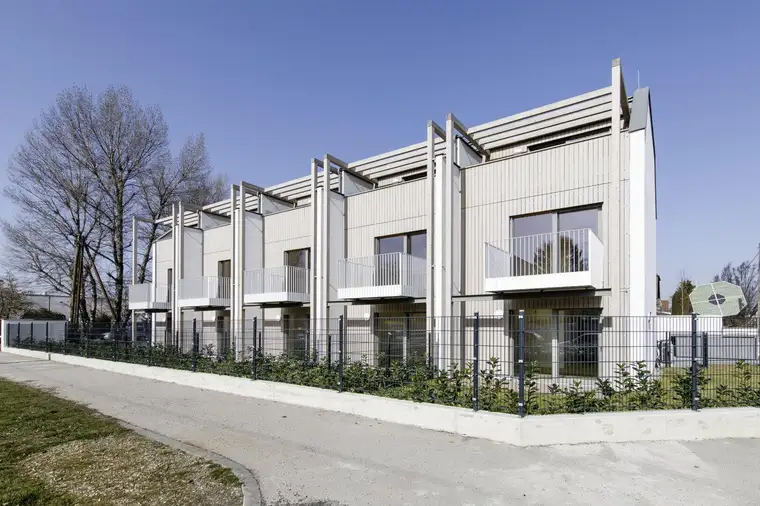 modernes Reihenhaus mit LUFTWÄRMEPUMPE (FÖRDERBAR) und grossen KELLER, eigener Parkplatz mit E-Ladestation
