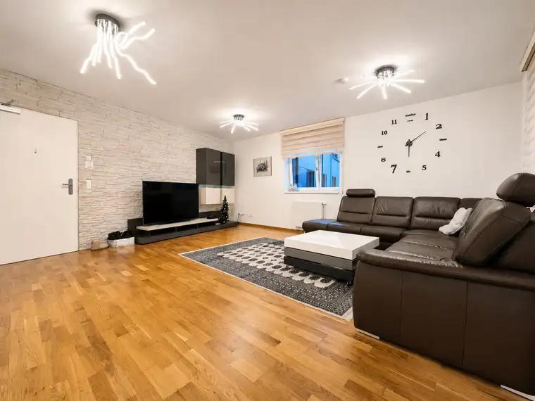 Großzügige 4-Zimmer Wohnung mit Loggia im 5. Stock