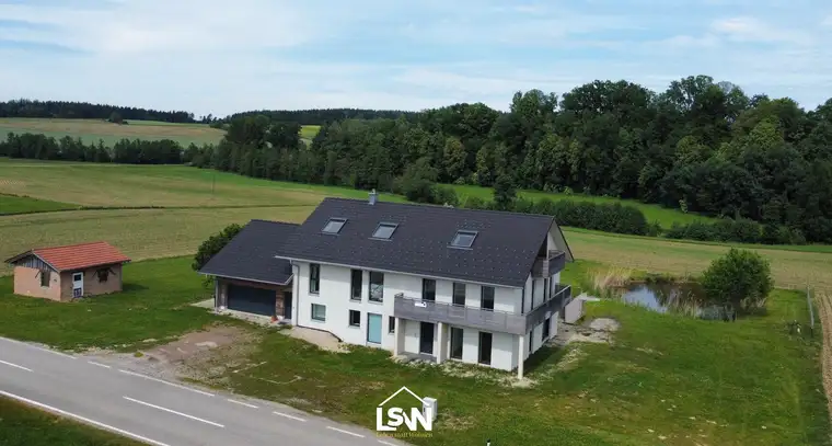 Charmantes Zweifamilienhaus mit Teich und 4860 m² Grundstück