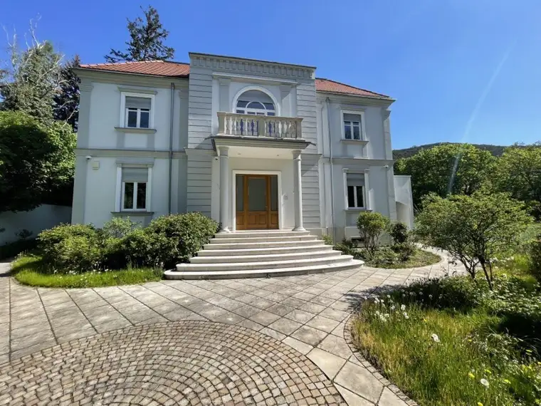 Zeitlose Eleganz trifft moderne Technik - Erstbezug Traumvilla mit Pool und Gartenidylle