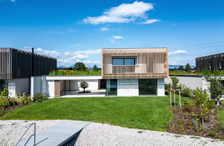 Luxus am Wasser - Architekturvilla mit Atrium, Sauna &amp; direktem See Zugang