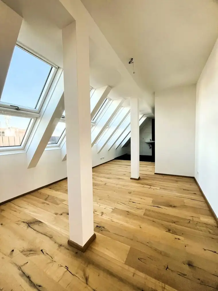 Helles Dachgeschossjuwel mit offener Raumgestaltung und traumhafter Terrasse