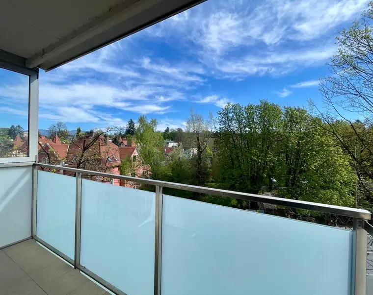 Gepflegte 2,5 Zimmer Wohnung mit Loggia in der Plüddemanngasse - verfügbar ab Juni 25!