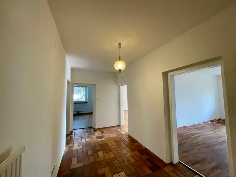 Schöne und geräumige Wohnung 2.OG ca. 120 m² - WG geeignet! Verfügbar und zu besichtigen ab 1. Juli!