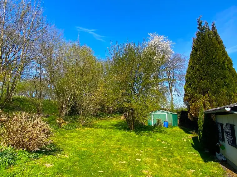 Schönes 1.000 m² großes Grundstück, leichte Hanglage, Nähe Fernitz - mit kleinem Wochenendhaus!