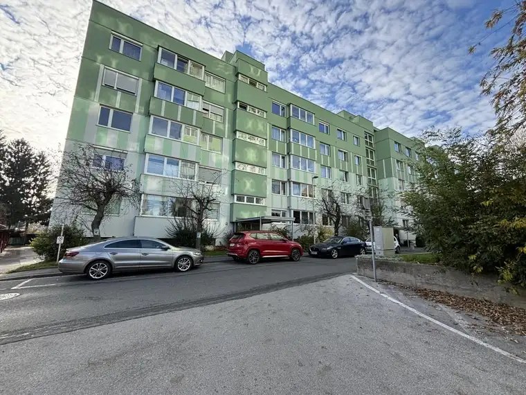 Großzügige Wohnung mit zwei Loggien in Ruhelage!