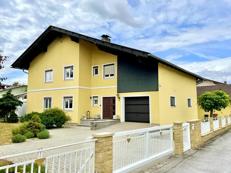 Sehr gepflegtes Ein- bis Zweifamilienhaus mit großem Garten und Doppelgarage!