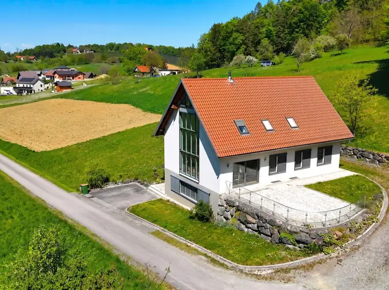 Besonderes Haus in idyllischer Lage: 6,4 ha Anwesen für Ruhesuchende mit Weitblick und Natur pur!