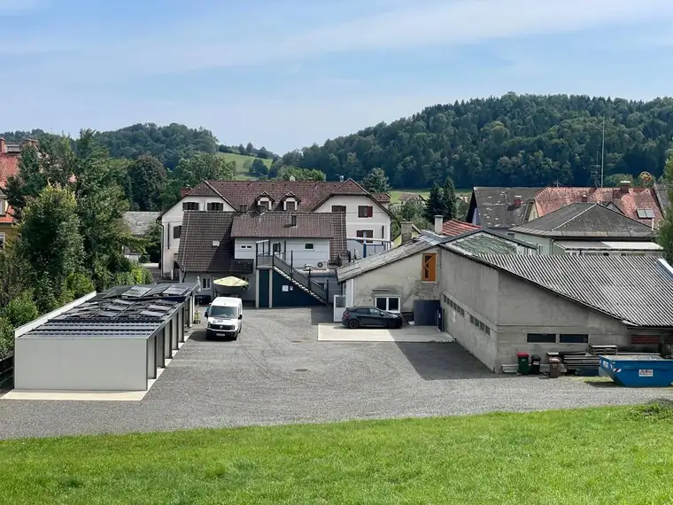 Voll vermietetes Wohn- &amp; Geschäftshaus mit 2 Wohnungen, Gewerbe &amp; 6 Stellplätzen!