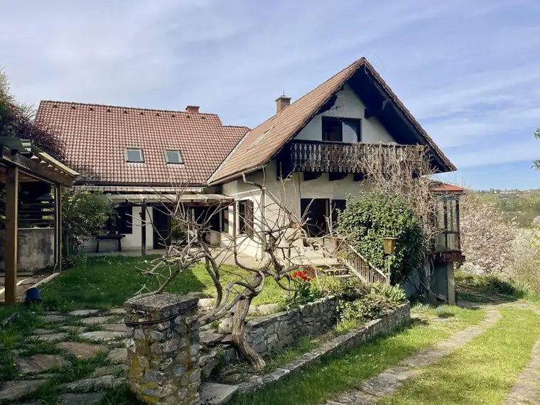 Haus mit ca. 275 m² Wohnfläche, ca. 2.200 m² Grund – ideal für Großfamilien, sanierungsbedürftig!
