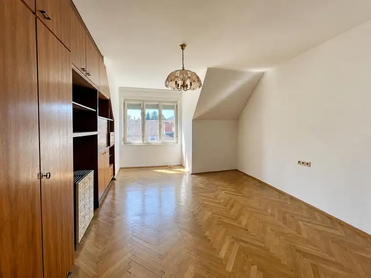 Helle und preiswerte Wohnung im 4. Stock ohne Lift in verkehrsgünstiger Lage mit kleinem Balkon!
