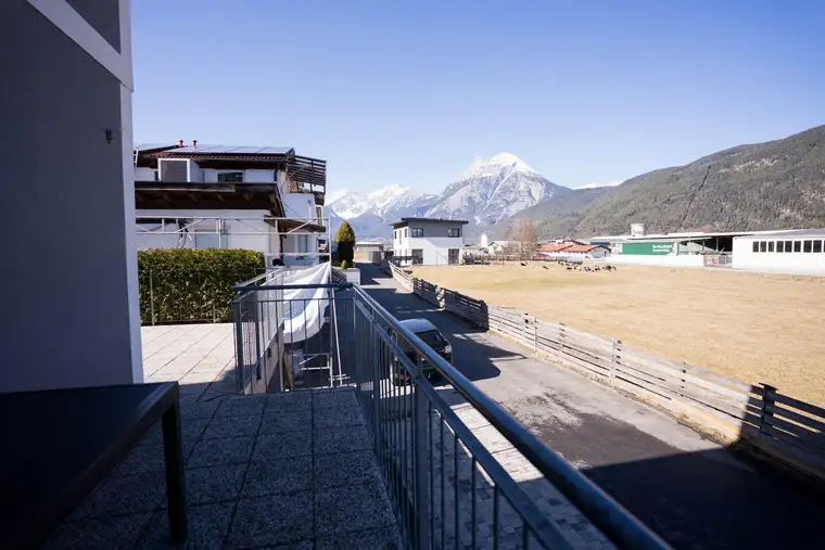 Exklusives Mehrfamilienhaus mit zwei Wohneinheiten, großzügigen Terrassen und Alpenblick