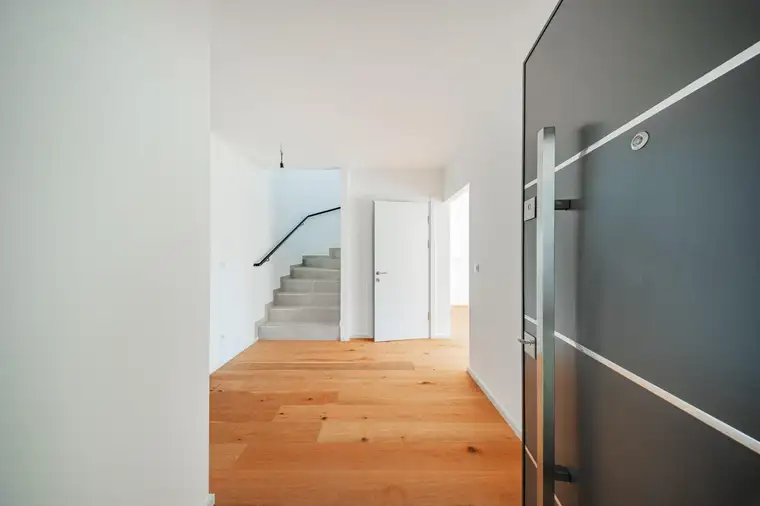 WOHNEN IM GRÜNEN - HOCHWERTIGE 4-ZIMMER-WOHNUNG MIT TERRASSE