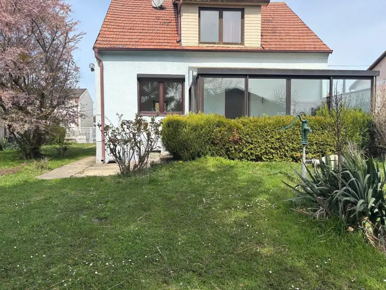 FREISTEHENDES HAUS UMRAHMT VON EINEM SCHÖNEN GARTEN