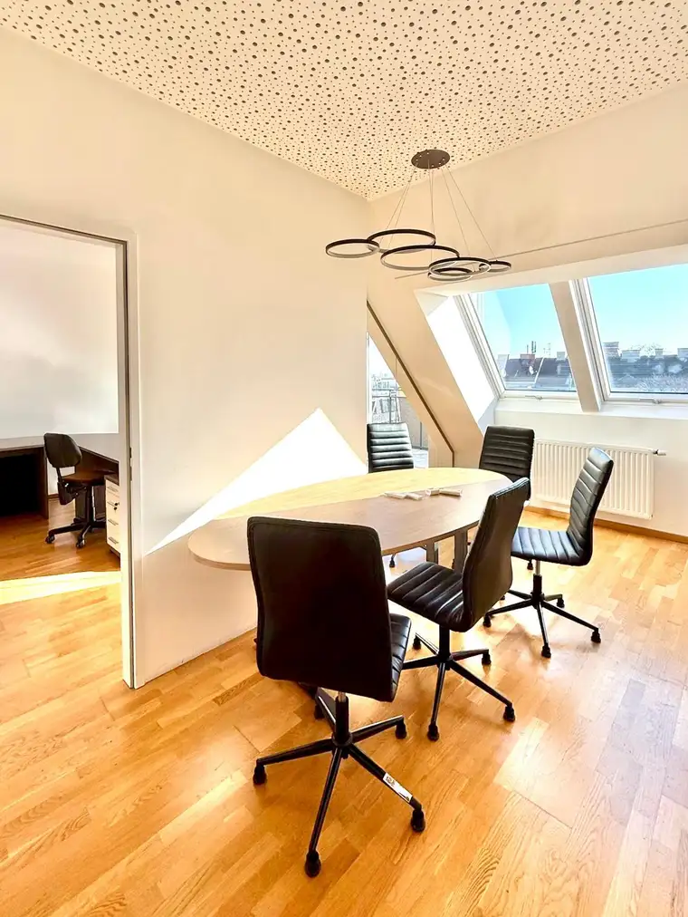 Exklusive Dachgeschosswohnung in Toplage – Licht, Stil &amp; Urbaner Komfort