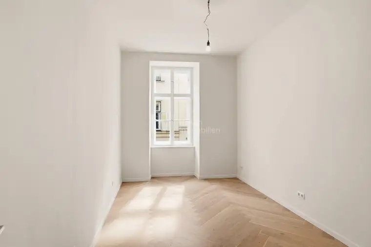 Exklusiver Altbau-Erstbezug beim Naschmarkt – hochwertig kernsaniert mit Fußbodenheizung &amp; Lift