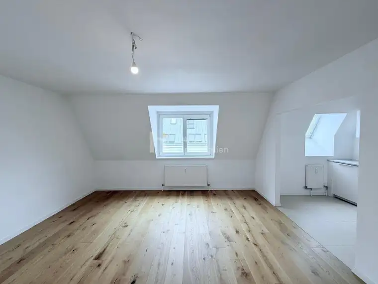 Helle Dachgeschosswohnung mit Charme und Ruhelage