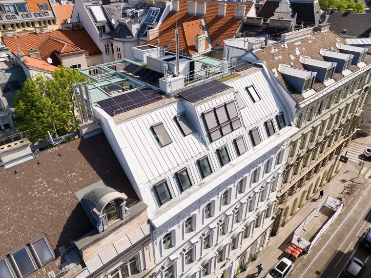 Altbau mit Perspektive: vermietete 4-Zimmer-Wohnung mit Loggia und Balkon in Währing