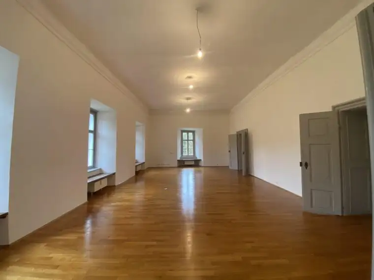 Herrschaftliches Wohnen im Schloss 3 Zimmer Wohnung 155 m² Warmmiete