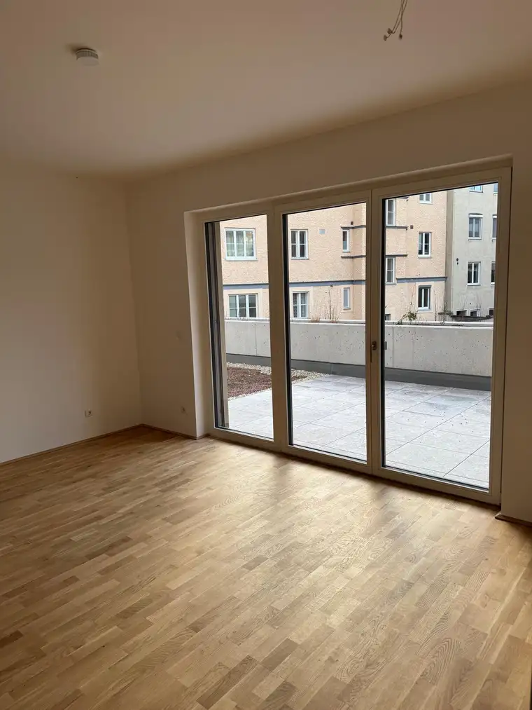 Erstbezug mit Dachgarten-Flair: Stilvolle 2-Zimmer-Neubauwohnung mit Terrasse &amp; TG mit Wallbox im Herzen der Kremser Altstadt – provisionsfrei!