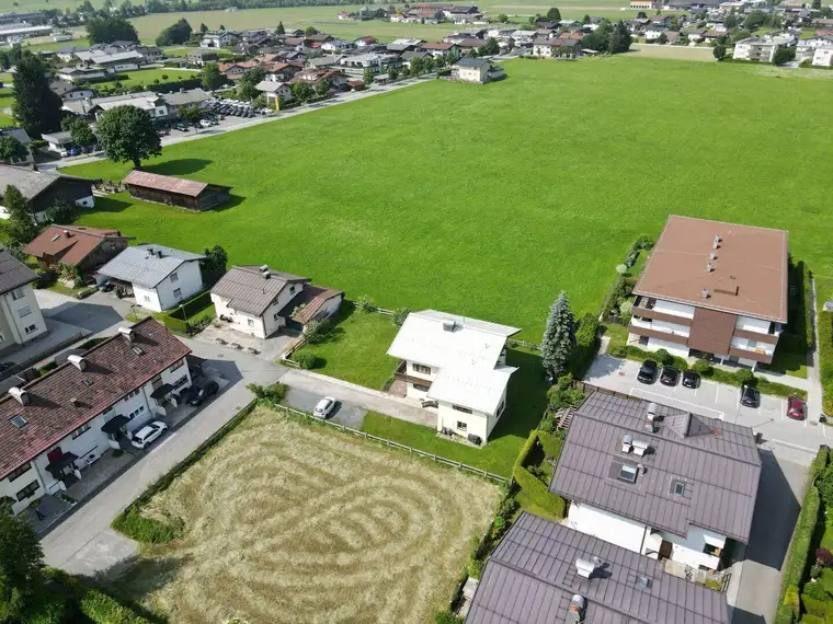 Großer, in ruhiger Grünlage befindlicher Baugrund mit Altbestand