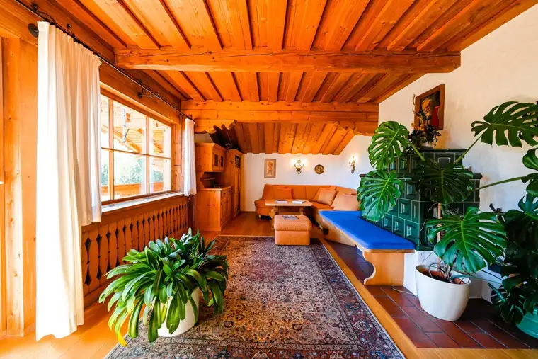 Traumhafte Dachgeschoßwohnung in Brixen im Thale – 4 Zimmer, Balkon &amp; Kachelofen!