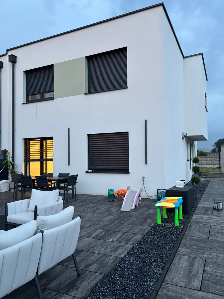 Modernes Einfamilienhaus mit Pool und Garten in Pucking