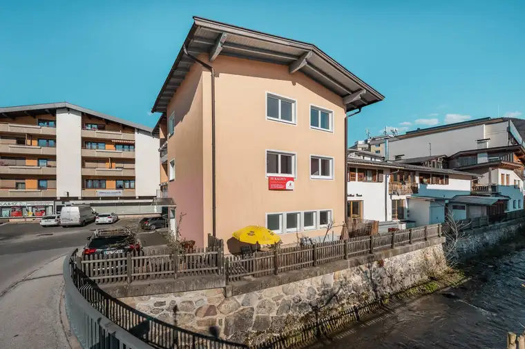 Gepflegtes Mehrfamilienhaus mit Geschäftsfläche in zentraler Lage von Wörgl