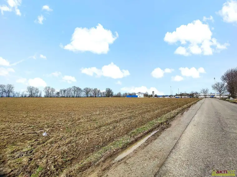 Großes Betriebs-Baugebiet direkt an der Autobahn A8! - Großes Potential als Pacht oder Baurecht. - An der Grenze zu DE.